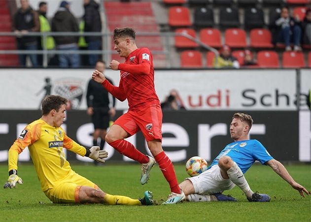 Jenas Torwart Flemming Niemann hatte in seinem ersten Drittligaspiel einen schweren Stand. Hier im Strafraum mit dem Ingolstädter Dennis Eckert Ayensa (m.) und FCC-Spieler Tim Kircher.