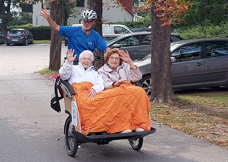 Ingolf Steinbach hat mit seiner Fahrrad-Rikscha den zwei Bewohnerinnen des Seniorenheimes Curanum einen besonderen Ausflug bereitet.