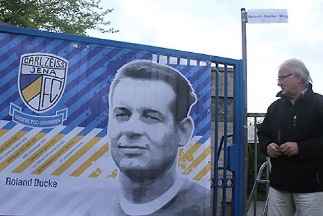 Geschenk zum 111. Geburtstag des FC Carl Zeiss Jena: Peter Ducke enthüllt das Straßenschild mit dem Namenszug seines großen Bruders Roland.