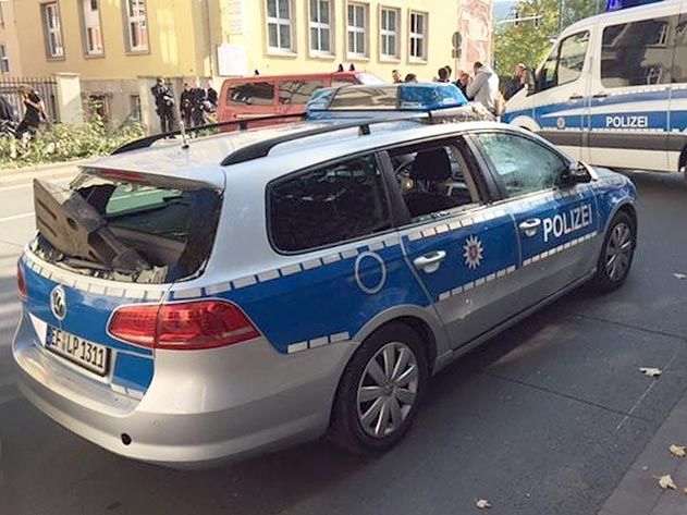 Linke Gegendemonstranten zerstörten in der Haeckelstraße dieses Polizeifahrzeug.