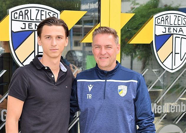 Dirk Kunert, Cheftrainer des FC Carl Zeiss Jena stellt Neuzugang Theodor Bergmann (li.) vor.