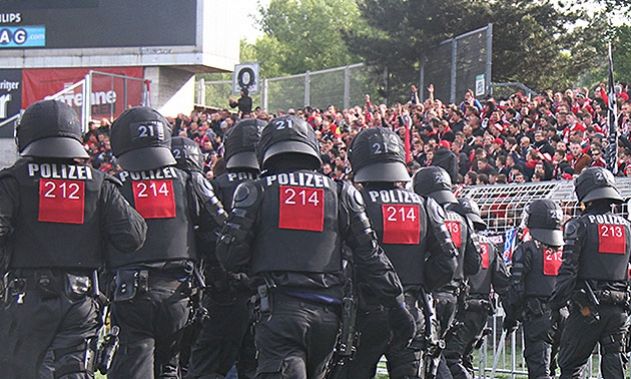 Durch gezielte organisatorische Maßnahmen auf eine strikte Fantrennung hingewirken.