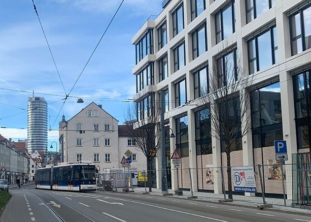 Kurz vor Fertigstellung des neuen Geschäftsgebäudes und Firmensitz der Intershop AG wurde das Haus am Steinweg 10 in Jena angegriffen.