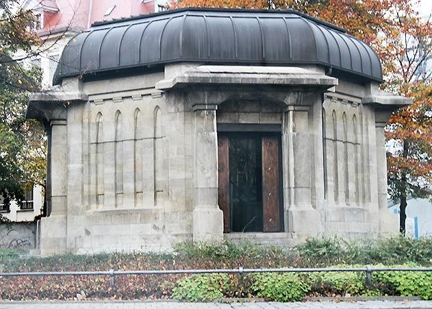 Die Polizei ermittelt wegen Nazi-Schmierereien am Ernst-Abbe-Denkmal in Jena.