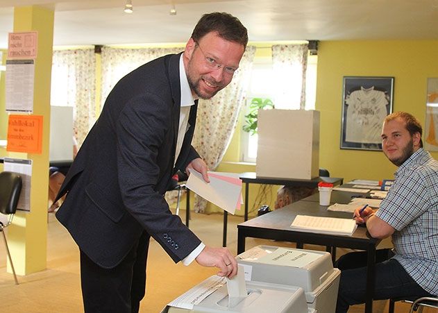 Jenas Oberbürgermeister Dr. Thomas Nitzsche bei der Wahl in der Angerküche. Auch dort bildeten sich übermäßig lange Schlangen.