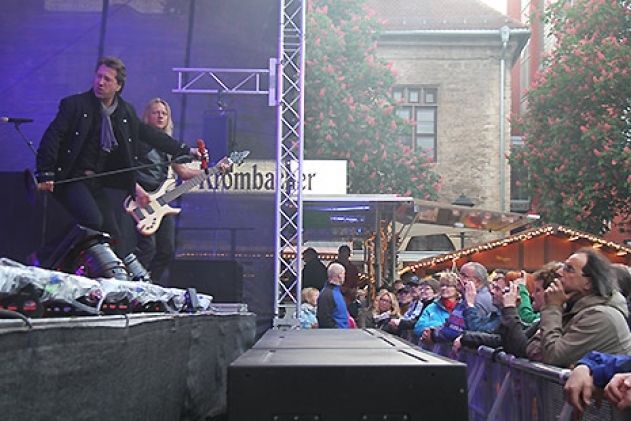 Rund 3000 Besucher kamen am Dienstagabend auf den Jenaer Marktplatz voll auf ihre Kosten. Die Ostrocker von „Karat“ waren zu Gast in Jenas „Guter Stube“ und heizten den Massen richtig ein.