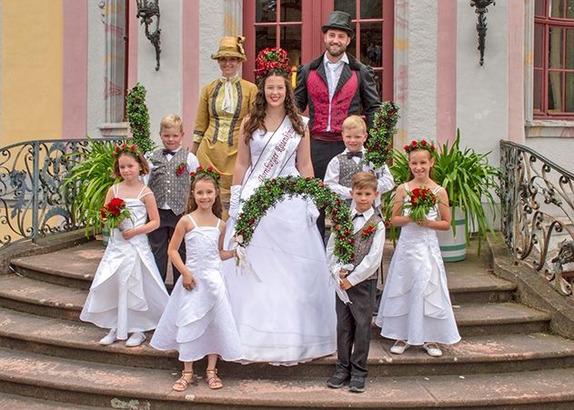 Die amtierende Rosenkönigin Vivian Veit mit dem Herzogspaar und ihren Prinzenkindern.