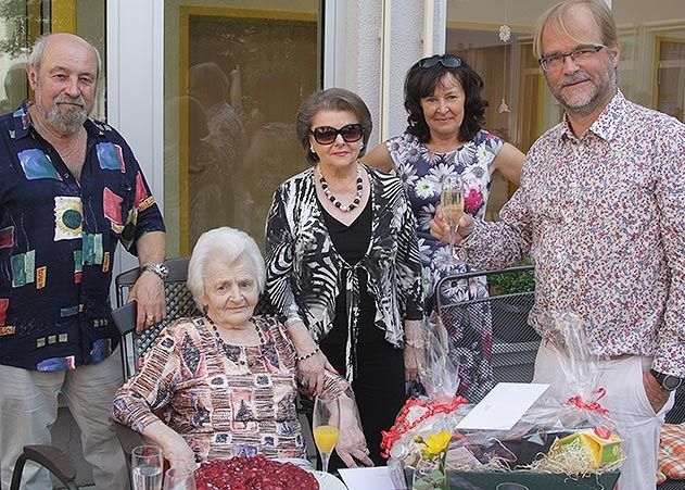 Martha Kühn feierte heute im Altenzentrum Luisenhaus ihren 100. Geburtstag zusammen mit ihrer Tochter Elke Kövari (3.v.l.), Schwiegersohn Sandor Kövari (l.) sowie der Großnichte Marion Matthes. Die Glückwünsche der Stadt überbrachte der Ortsteilbürgermeister von Jena-West, Holger Becker (r.).