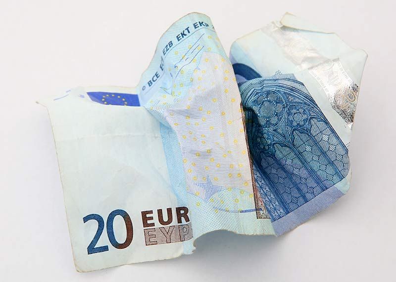 Drogerie-Mitarbeiterin in Jena entdeckt gefälschten 20 Euro Geldschein und rief die Polizei .