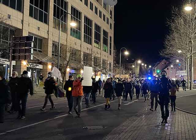 Etwa 250 Menschen beteiligten sich am Montag an einem Protest-Marsch gegen die derzeitigen Corona-Maßnahmen.