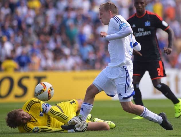 FCC-Kapitän Rene Eckardt kann HSV-Keeper Rene Adler in dieser Situation nicht bezwingen. Dennoch war der HSV nach 120 hochdramatischen Pokalminuten am Boden zerstört.