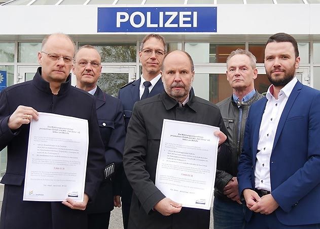 v.l.: Tobias Wolfrum (Geschäftsführer Jenawohnen), Peter Schörnig (Fachdienstleiter Feuerwehr), Rico Schimmel (Leiter Inspektionsdienst Polizei Jena), Axel Herrmann (Vorstand WG Carl Zeiss), Uwe Gwosdz (stellv. Leiter der Kripo Jena) und Benjamin Koppe (Dezernent für Finanzen).