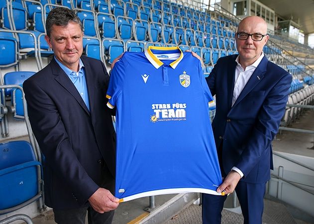 FCC-Geschäftsführer Chris Förster (links) und Jörg Mertz von der Kassenärztlichen Vereinigung präsentieren das neue Trikot für die Hinrunde der Regionalliga-Saison.