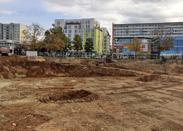 Auf diesem Baufeld in Lobeda-West wurden die Knochen am Mittwoch gefunden.