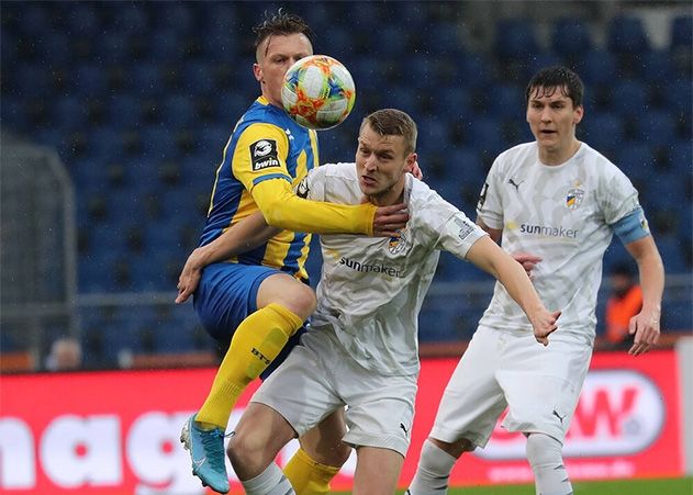 Jenas Marius Grösch im Duell mit dem Braunschweiger Marvin Pourie.