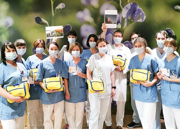 Das Team der Neonatologie möchte am Weltfrühgeborenentag auf ihre kleinsten Patienten aufmerksam machen. Dafür wird morgen der Fuchsturm erstrahlen.