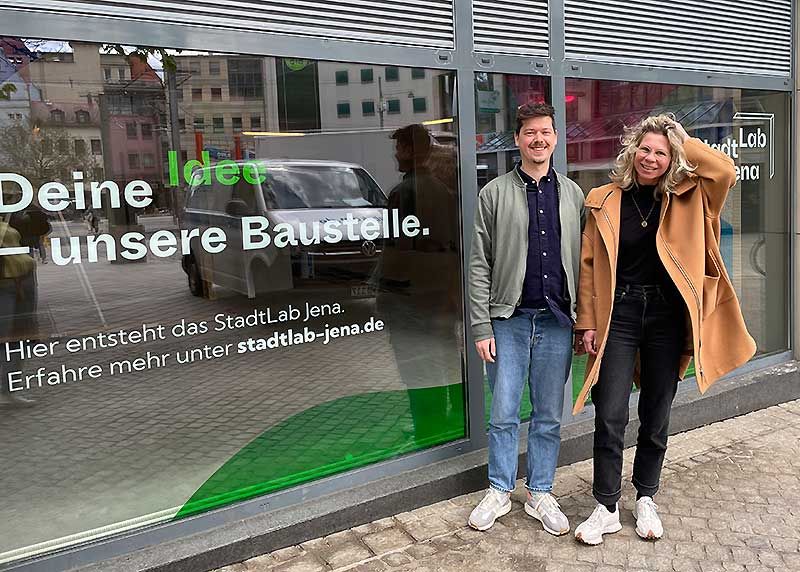 Grit Sachse und Florian Lauterbach vom StadtLab Jena-Projekt vor der PopUp-Fläche in der Löbderstraße 6.