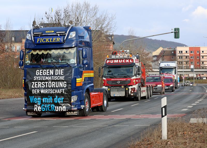 Ein über zehn Kilometer langer Autokorso hat am Montag im Saale-Holzland-Kreis und Jena gegen die derzeitige Bundespolitik demonstriert.