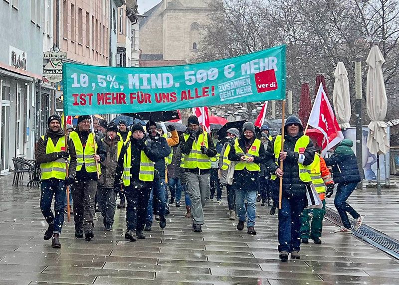 Bei heftigem Schneeregen zogen die Demonstranten durch die Johannisstraße.