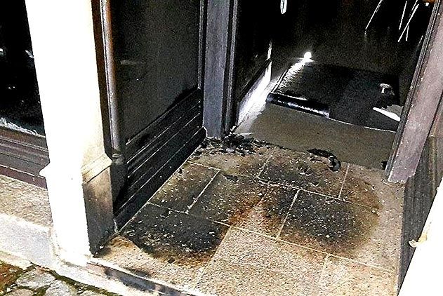 Ein Unbekannter hatte am 15. Februar 2016  gegen 1:30 Uhr einen Brandsatz in den Eingangsbereich zum „Demokratie-Laden“ in Kahla geschleudert.