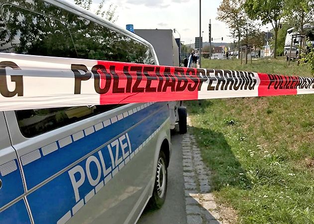 Großeinsatz der Polizei am Saaleufer in Jena. Eine Leiche wurde gesucht.