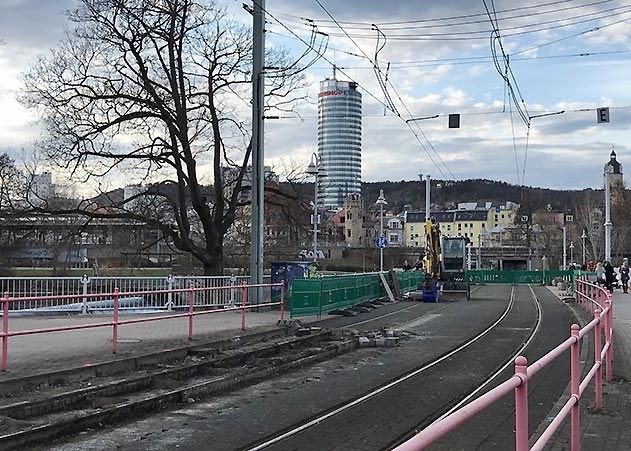 Wegen Arbeiten an den Gleisen ist derzeit die Straßenbahnverbindung zwischen Jenas Innenstadt und Lobeda unterbrochen.