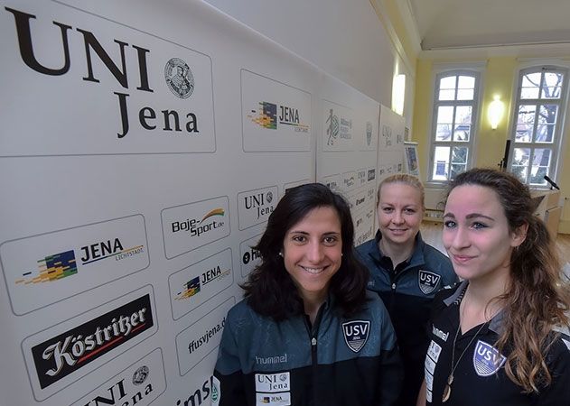 Freude bei Jenas Cheftrainerin Katja Greulich (m.) sowie den Spielerinnen Dolores Da Silva (l.) und Julia Arnold (r.): Der Ball rollt wieder in der Beletage des deutschen Frauenfußballs. Der FF USV Jena empfängt zum Auftakt den VfL Wolfsburg.