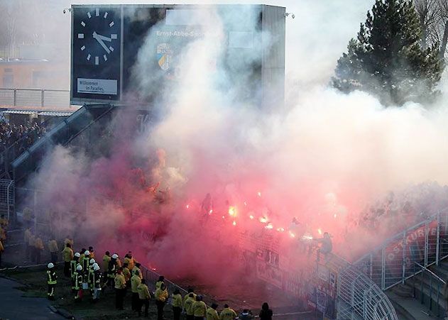 Im Spiel zwischen dem FC Carl Zeiss Jena und FC Rot-Weiß Erfurt ist es während des Spiels zu Auseinandersetzungen der Zuschauer und der Polizei gekommen.