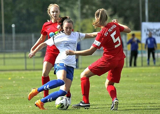 Duell zwischen Leonie Kreil (11/USV) und Pia Liening-Ewert (5/Meppen).