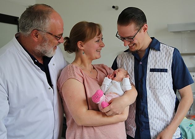 Die glücklichen Eltern, Marie-Luise und Ben Theuerkauf, mit Töchterchen Marlene kurz vor Entlassung aus dem Uniklinikum. Professor Ekkehard Schleußner, der Leiter der Geburtsmedizin (links im Bild), betreute die Schwangerschaft.