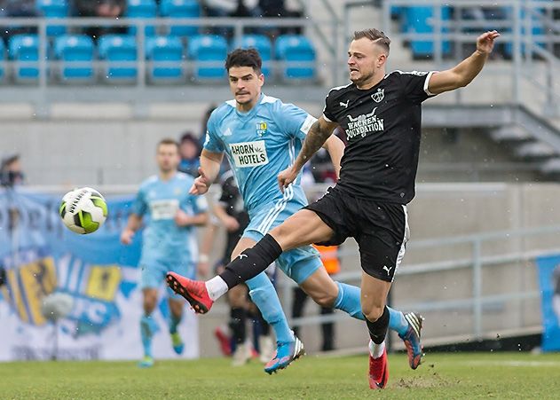 Im Zweikampf Jenas Timmy Thiele und der Chemnitzer Marcus Hoffmann.