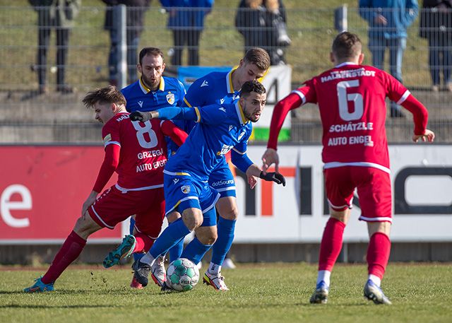 Jenas Justin Schau im Duell mit dem Halberstädter Nils Schätzle.