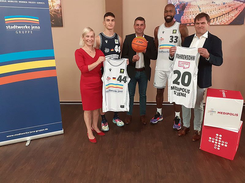 v.l.n.r.: Claudia Budich (Geschäftsführerin Stadtwerke), Vuk Radojicic, Lars Eberlein (Geschäftsführer Baskets Jena GmbH), Brandon Thomas und Christian Wegner (Geschäftsführer Medipolis) präsentierten die neuen Trikots von Basketball-Zweitligist Medipolis SC Jena.