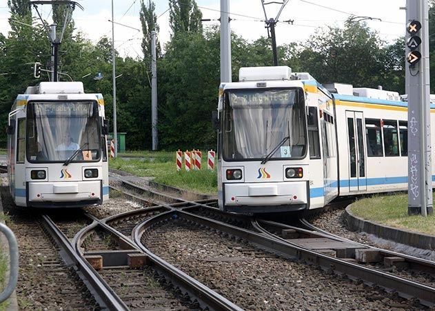 Noch rollen die Straßenbahnen über das Gleisdreieck Jena-Burgau. Mit der Wiedereröffnung der Kahlaischen Straße wird das Gleisdreieck komplett erneuert.