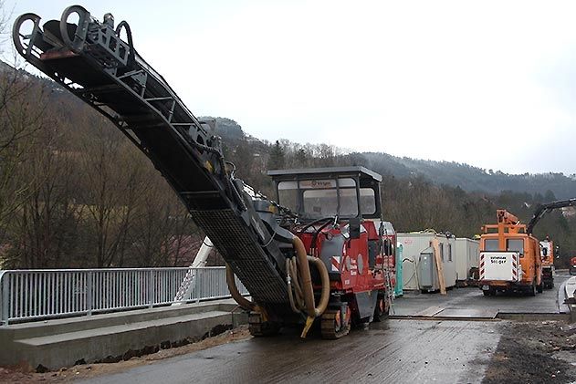 Bevor die großen Neubauprojekte 2016 begonnen werden können, muss zunächst die Sanierung der Brücke über die Stadtrodaer Straße zwischen Altlobeda und Burgau abgeschlossen werden.