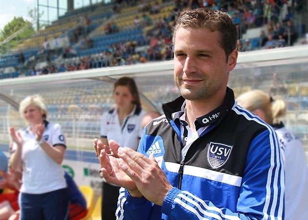 Cheftrainer Daniel Kraus wird seinen Vertrag beim Bundesligisten FF USV Jena nicht verlängern und zur kommenden Saison zur SGS Essen wechseln.