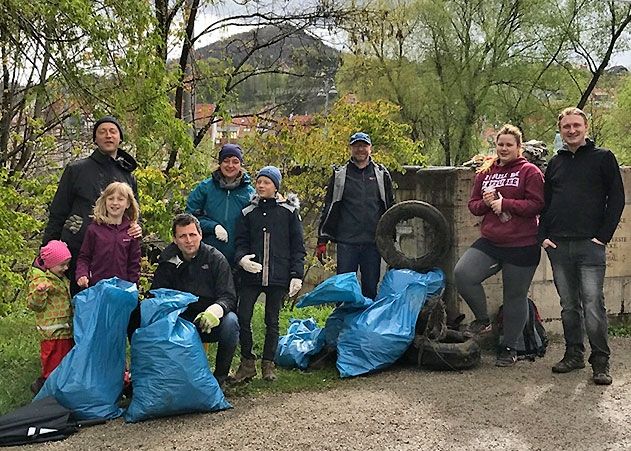 Auch Jenas Dezernent für Stadtentwicklung und Umwelt Denis Peisker (Bündnisgrüne) unterstützte die große Saale-PUTZ-Aktion am Samstagvormittag. Hier im Bild (li.) mit weiteren Helfern an der Camsdorfer Brücke.