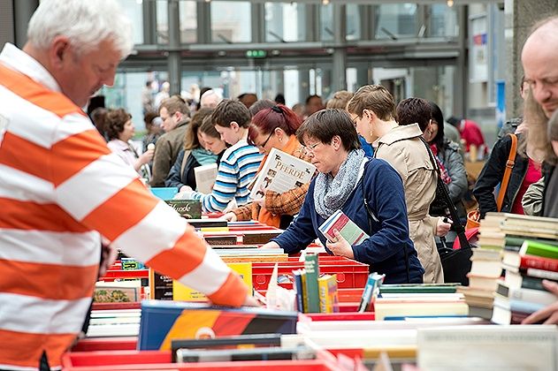Am kommenden Freitag und Samstag werden wieder Bücher zum Kilopreis von 2,00 Euro für wohltätige Zwecke in der Goethe Galerie angeboten..