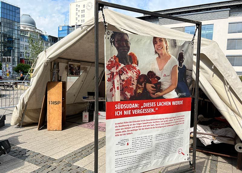 Die Freilichtausstellung "Im Einsatz mit Ärzte ohne Grenzen" macht derzeit in Jena halt.