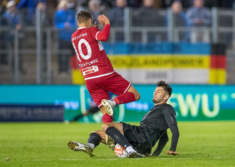 Der EX-Jenaer Maximilian Oesterhelweg im Duell mit FCC-Spieler Burim Halili.