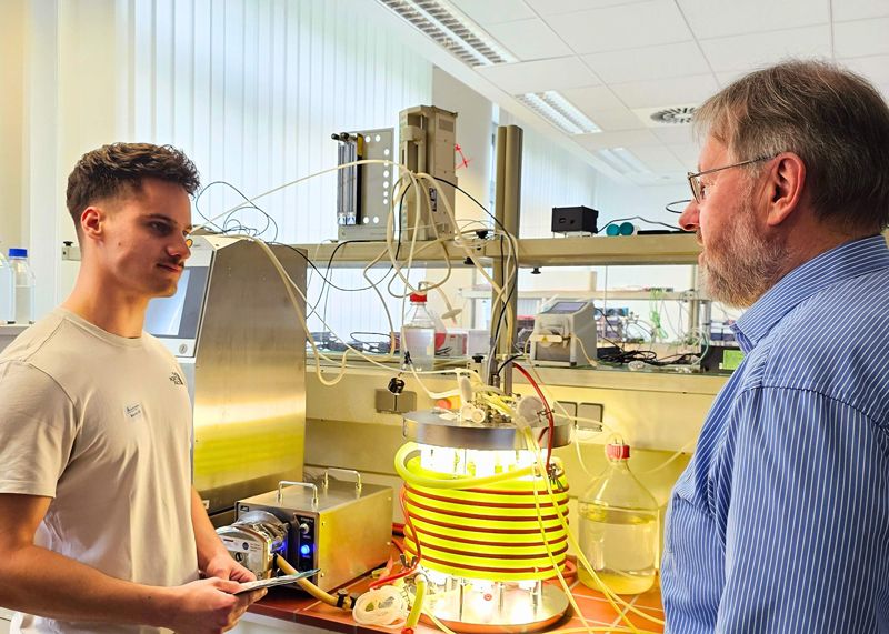 Prof. Dr. Michael Pfaff (r.) im Gespräch mit Lucca Heinrich, der sich für den Masterstudiengang Pharma-Biotechnologie interessiert.