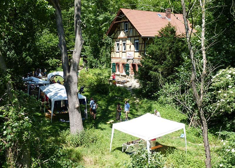 Auf dem Gelände des NaturErlebnisHaus Leutratal findet jeden Juni ein Hüttenfest statt und die Gruppenunterkunft kann besichtigt werden.