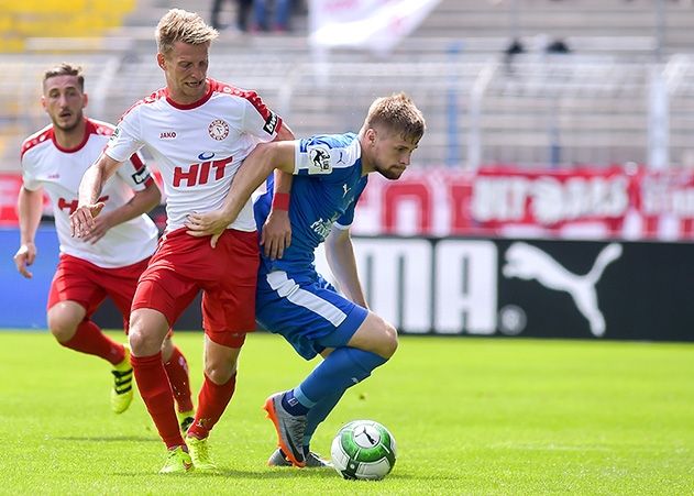 Der Jenaer Dominik Bock (rechts) gegen den Kölner Dominik Ernst im Hinspiel FC Carl Zeiss Jena gegen SC Fortuna Köln im Ernst-Abbe-Sportfeld.