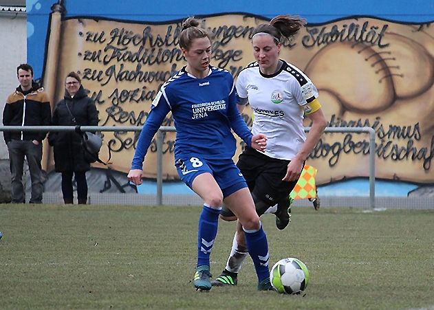 Im Zweikampf die Jenaerin Sandra Müller (l.) mit der Gütersloherin Brigitta Schmücker.